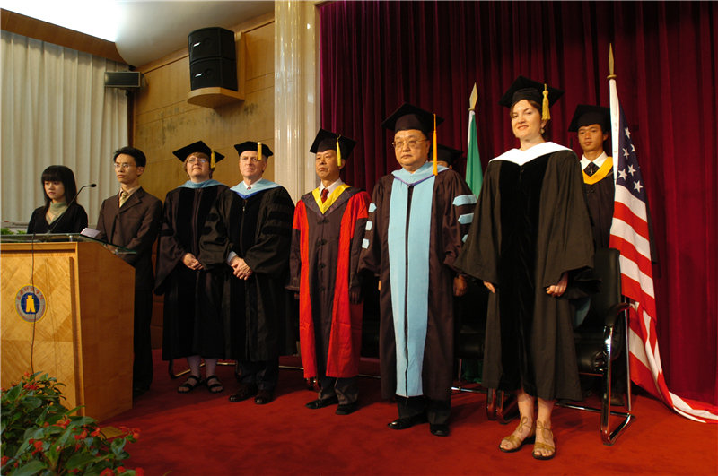 2004届云南财经大学国际工商学院毕业合影