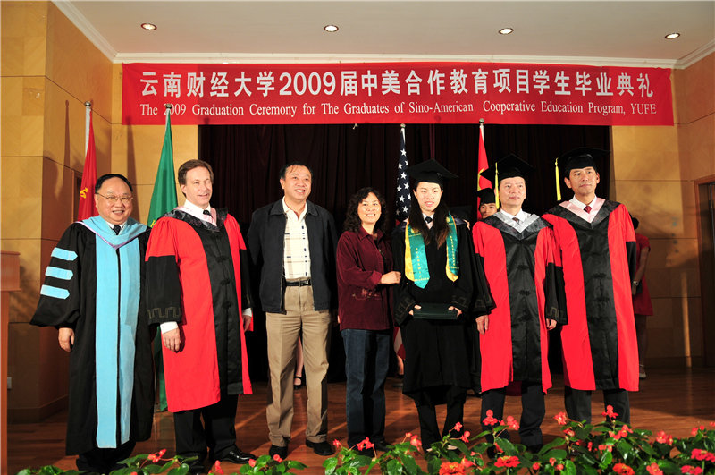 2009届云南财经大学国际工商学院毕业合影