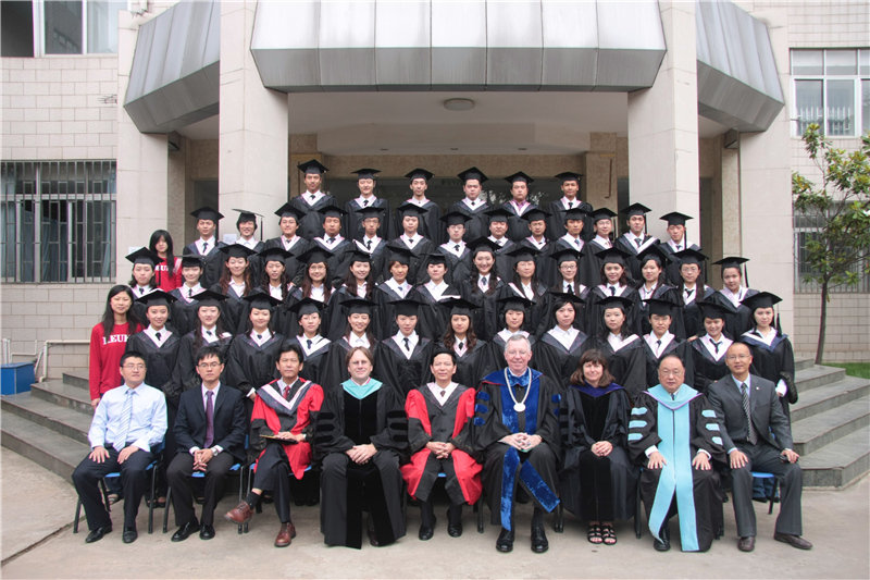 2010届云南财经大学国际工商学院毕业合影